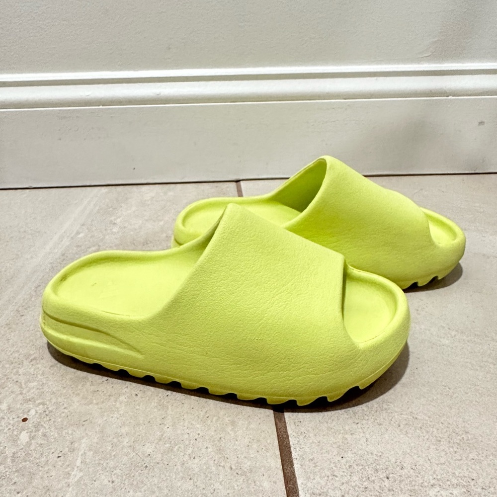 Adidas Yeezy Glow Green Slides Kids size 5